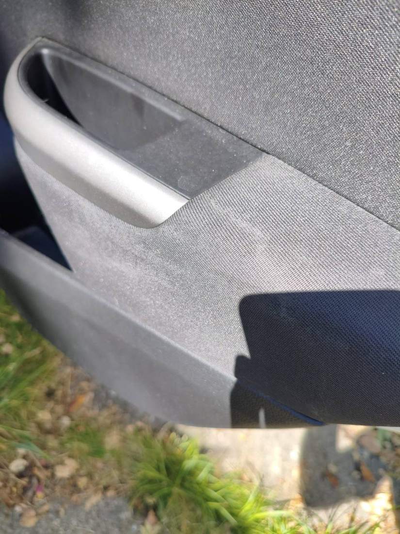 Textiles Türpolster eines Fahrzeugs vor der Reinigung