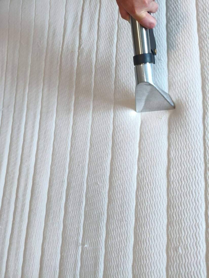 Extraktionsreinigung einer Matratze mit transparenter Polsterdüse