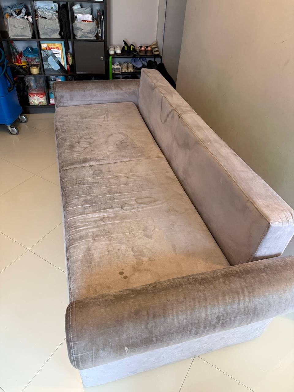 Dasselbe Stoffsofa mit sichtbaren Flecken vor der professionellen Reinigung