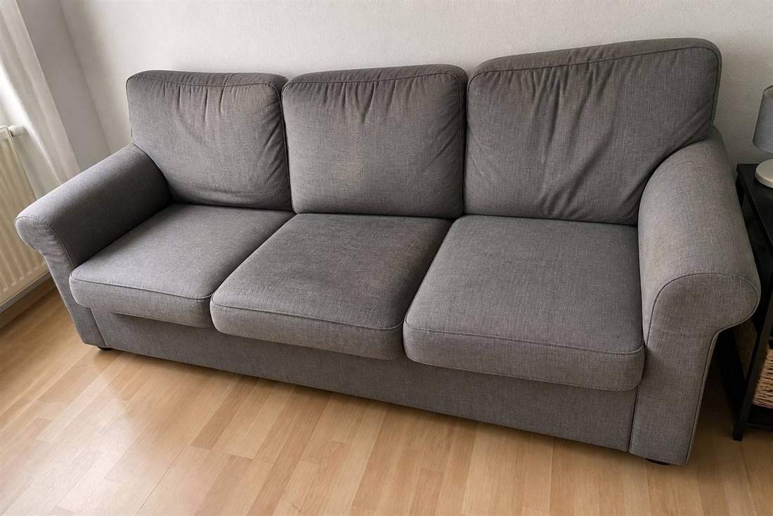 Natürliches Beispiel eines Sofas vor der Polsterreinigung