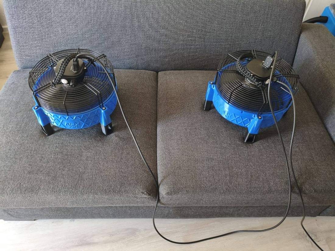 Aktive Trocknung eines Sofas mit Trocknungsgeräten